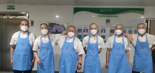 校園封閉管理期間，互剃光頭的6位食堂師傅.jpg