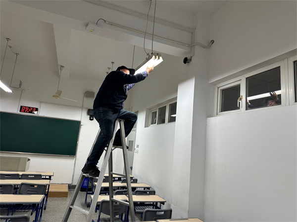 教室修燈.jpg