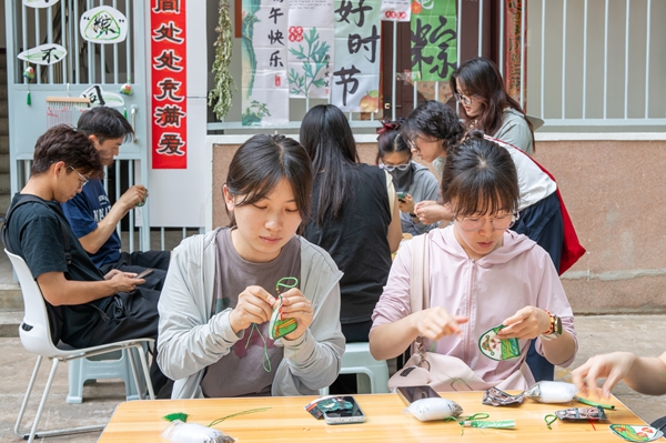 圖2同學(xué)們在縫制香囊.jpg