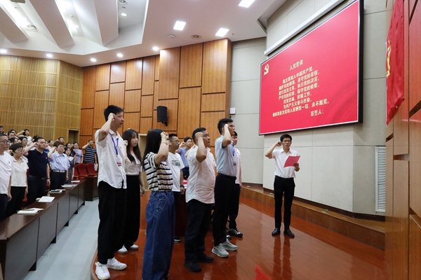 新發(fā)展黨員進(jìn)行宣誓，老黨員重溫入黨誓詞.jpg